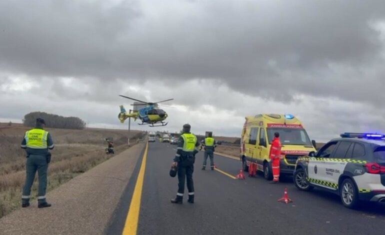 Un trasladado tras una colisión múltiple al circular un coche en sentido contrario en la A-6 en Castrogonzalo