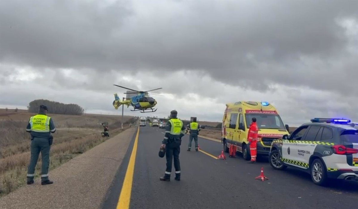 Un trasladado tras una colisión múltiple al circular un coche en sentido contrario en la A-6 en Castrogonzalo