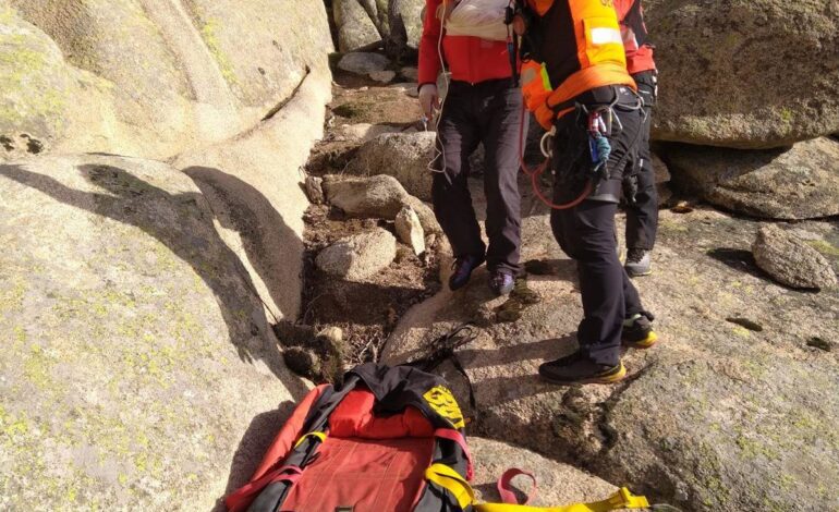 Bomberos y el GERA rescatan a dos escaladores atrapados en una placa de granito en La Pedriza