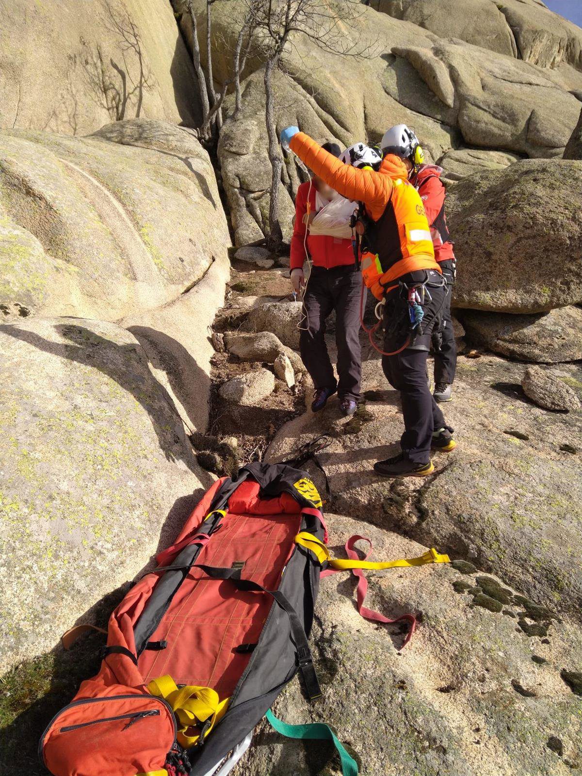 Bomberos y el GERA rescatan a dos escaladores atrapados en una placa de granito en La Pedriza