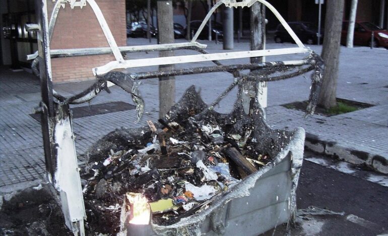 Bomberos de Logroño sofocan el incendio en un contenedor azul en la calle Murrieta con Gonzalo de Berceo