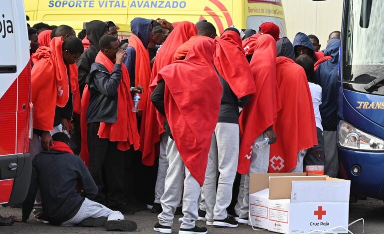 Interceptan dos cayucos con 292 migrantes en aguas próximas a Canarias