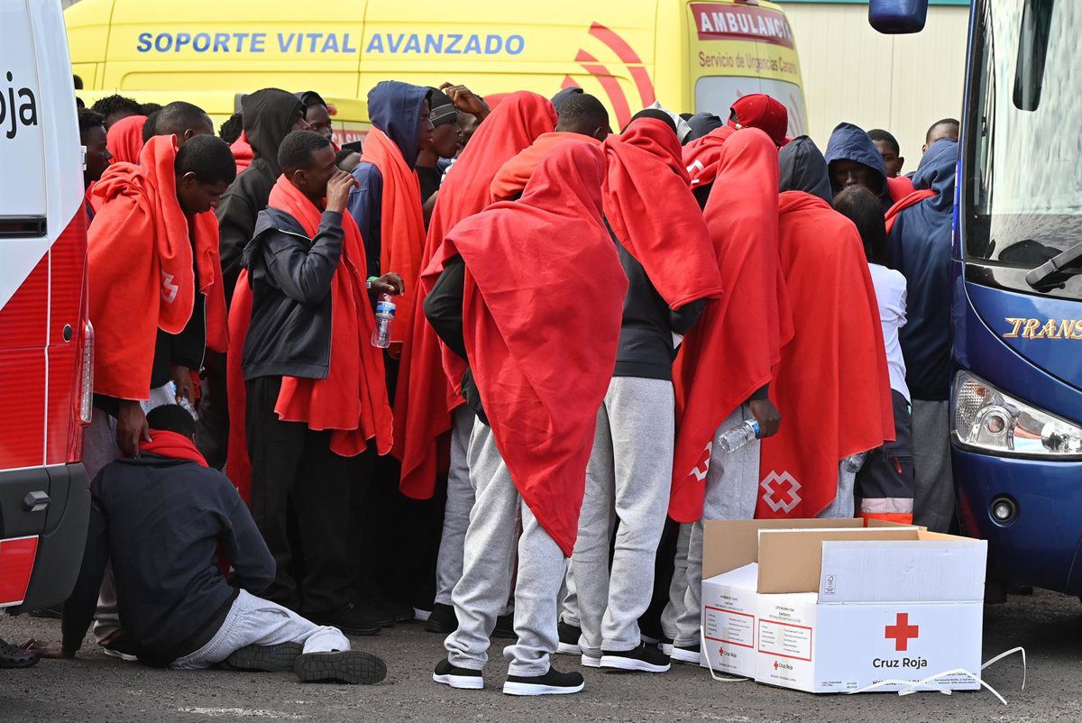 Interceptan dos cayucos con 292 migrantes en aguas próximas a Canarias