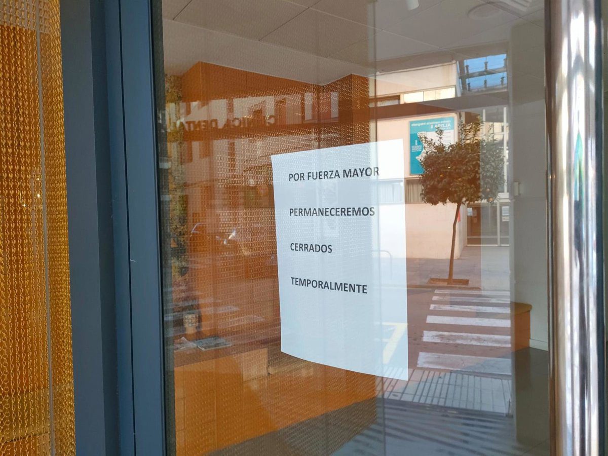 La Policía registra la clínica dental de Alzira donde fueron atendidas la menor de seis años fallecida y otra niña