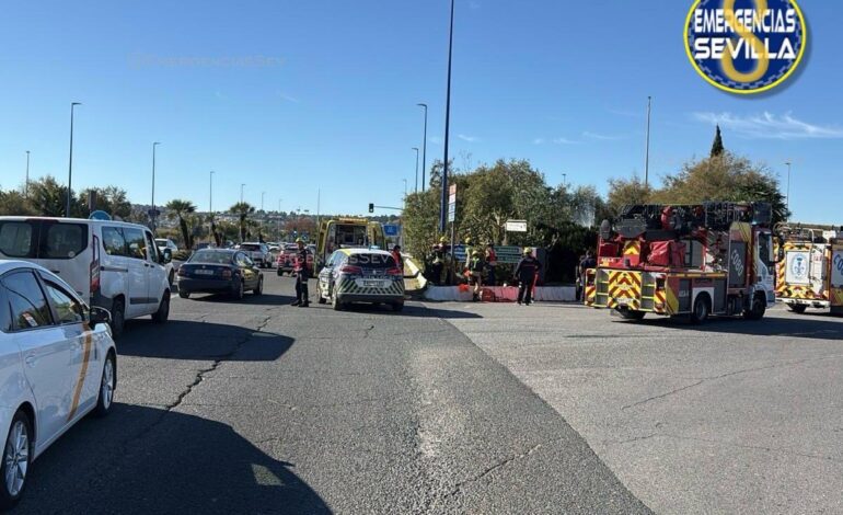Herido un motorista tras la colisión con dos vehículos en la Avenida Expo 92 en Sevilla