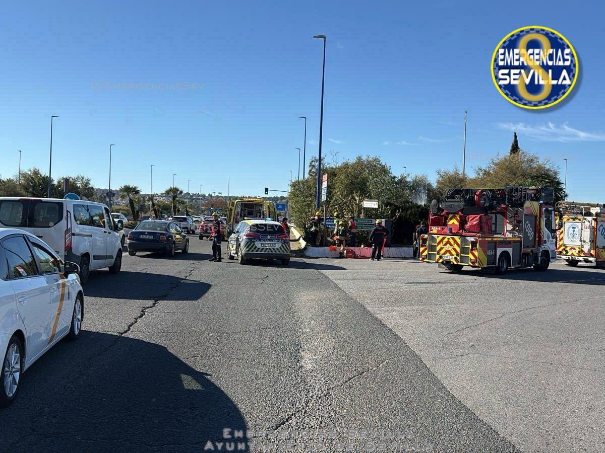 Herido un motorista tras la colisión con dos vehículos en la Avenida Expo 92 en Sevilla