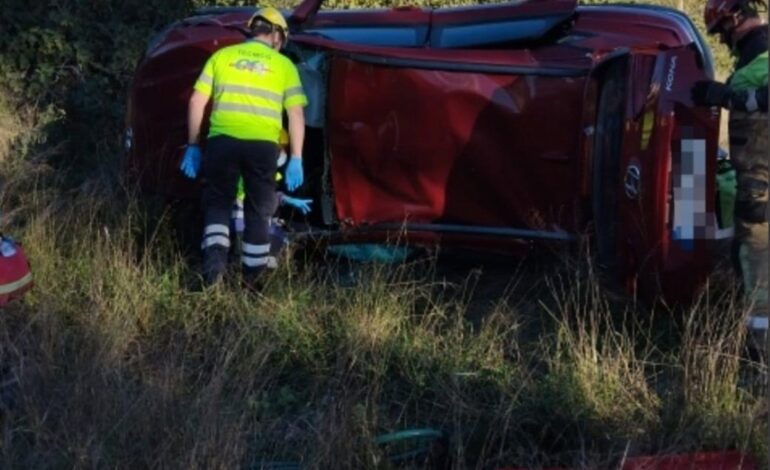 Trasladan al hospital al conductor un vehículo tras salirse de la vía y volcar en Molina de Segura