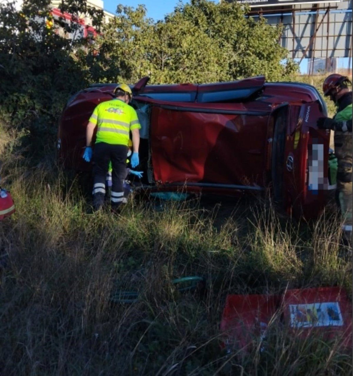 Trasladan al hospital al conductor un vehículo tras salirse de la vía y volcar en Molina de Segura