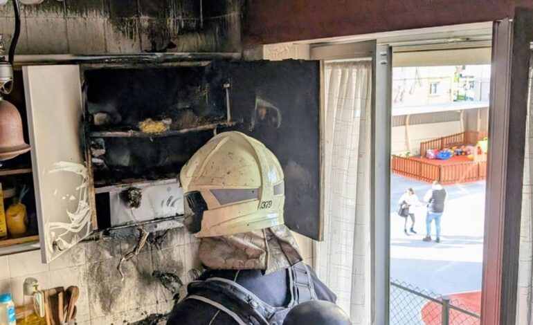 Bomberos de Santander sofocan un incendio en la cocina de una vivienda de Santander