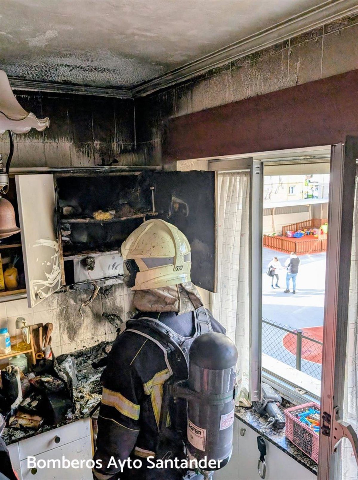 Bomberos de Santander sofocan un incendio en la cocina de una vivienda de Santander