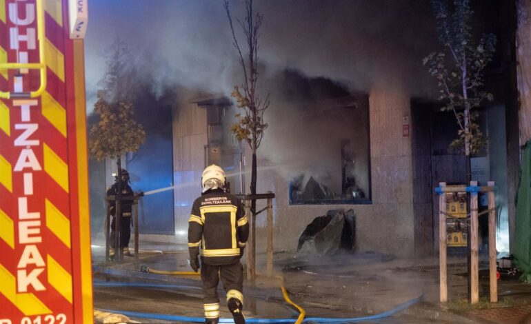 Bomberos siguen trabajando en el bazar que se incendió en Pamplona