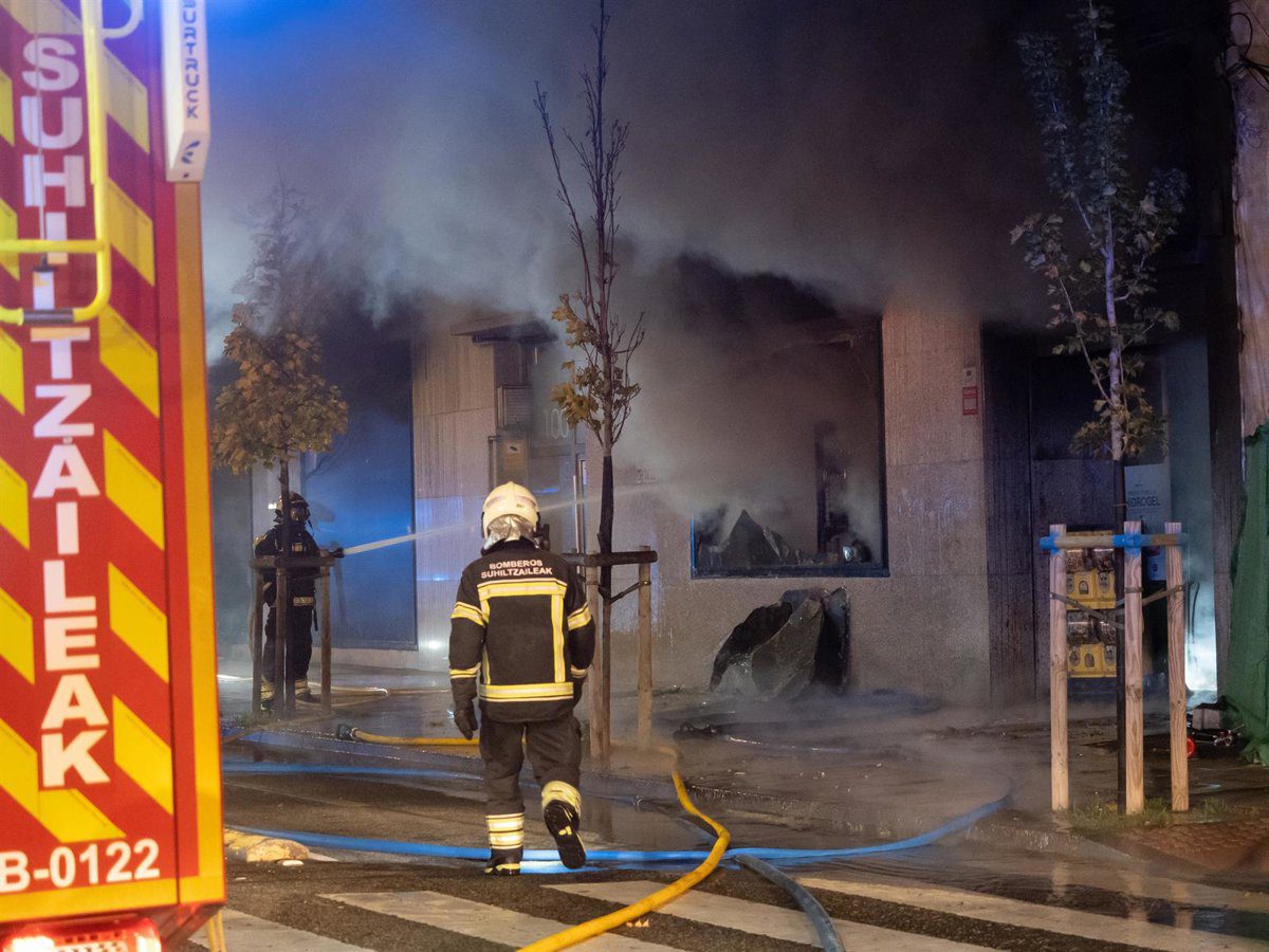 Bomberos siguen trabajando en el bazar que se incendió en Pamplona