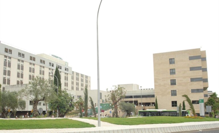 Evacuado al hospital con quemaduras un joven tras un incendio en una vivienda de Córdoba originado en una sartén