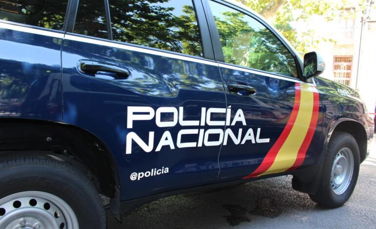 Investigan la aparición de sábanas y almohadas empapadas de sangre en un contenedor en Vallecas