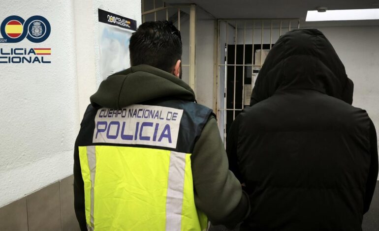 Detienen a tres hombres en Palma por quemar un coche en un aparcamiento para intentar estafar al seguro