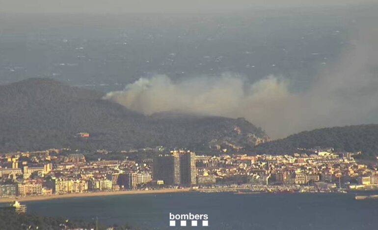 Bombers controla el incendio de Palamós (Girona) y se levanta el confinamiento de Cala Corbs