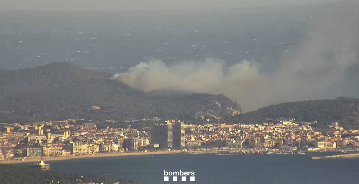 Bombers controla el incendio de Palamós (Girona) y se levanta el confinamiento de Cala Corbs