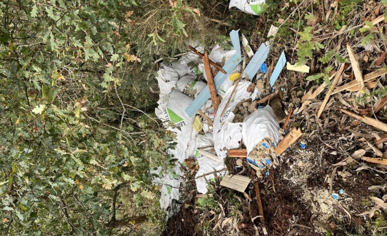 Denuncian un vertido de residuos de obra en el yacimiento arqueológico de Pena Furada, en Coirós (A Coruña)