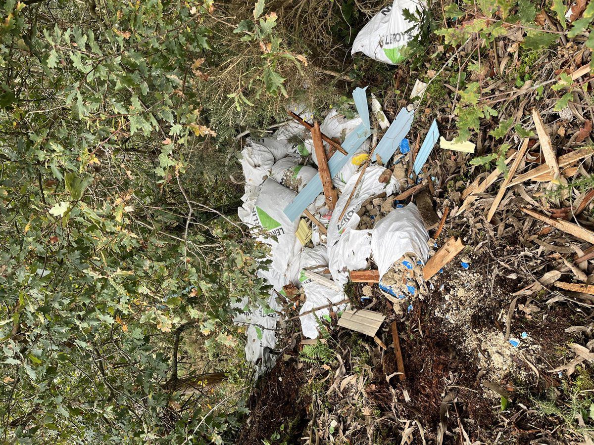 Denuncian un vertido de residuos de obra en el yacimiento arqueológico de Pena Furada, en Coirós (A Coruña)