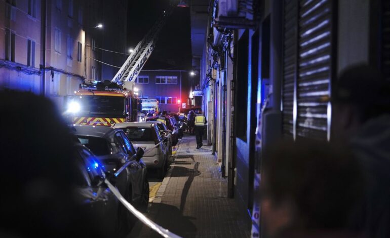 Muere un hombre y otro se halla en estado crítico por la inhalación de humo en un incendio registrado en A Coruña