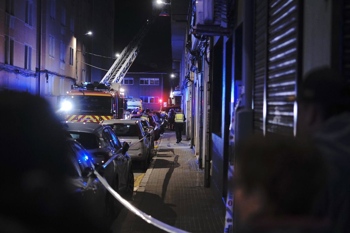 Muere un hombre y otro se halla en estado crítico por la inhalación de humo en un incendio registrado en A Coruña