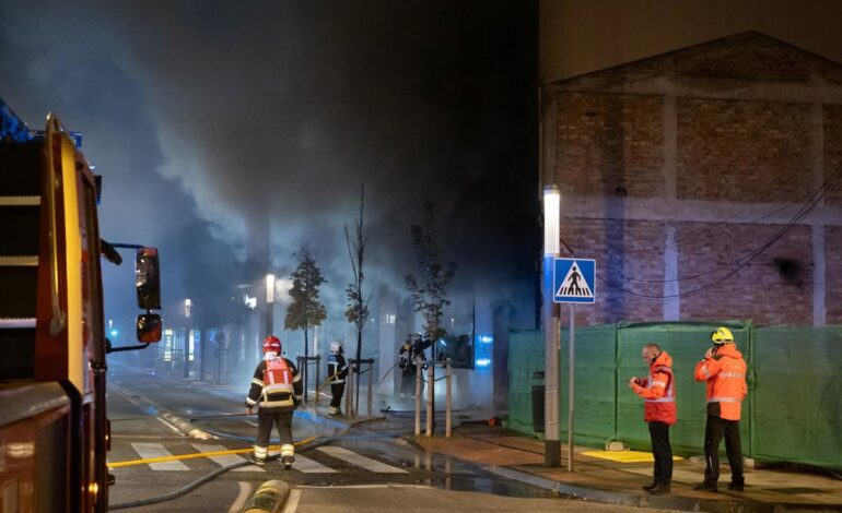 Bomberos da por extinguido el incendio en un bazar en Pamplona