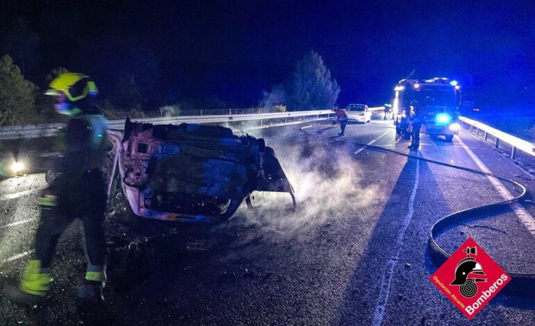 Un accidente en Biar (Alicante) deja un coche incendiado y un herido por politraumatismo
