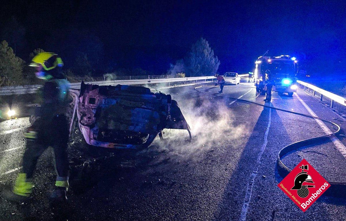Un accidente en Biar (Alicante) deja un coche incendiado y un herido por politraumatismo