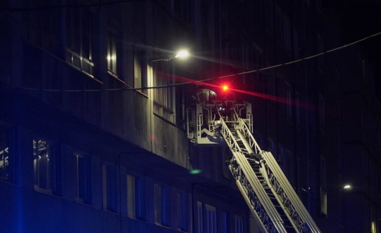 En libertad e investigados por tres delitos los dos detenidos por el incendio en un edificio en A Coruña