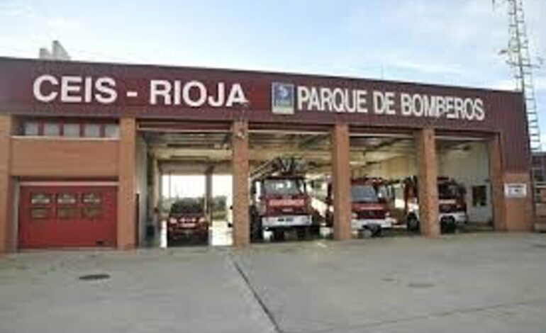 Bomberos del CEIS Rioja sofocan el incendio en un tejado de una vivienda en Pedroso