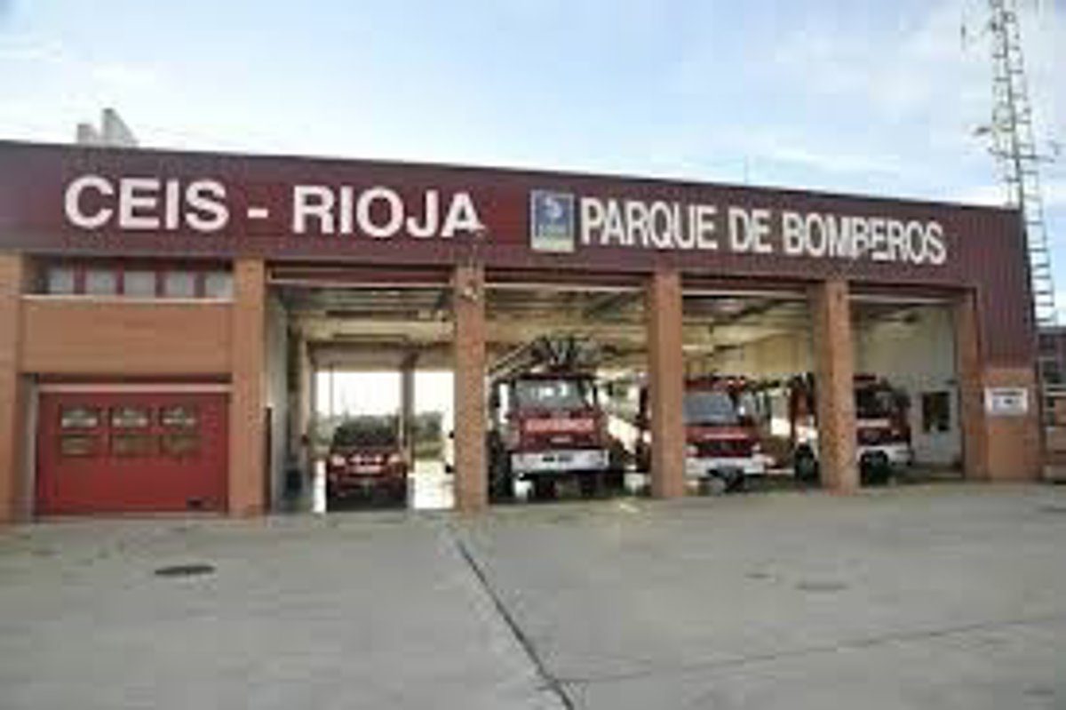 Bomberos del CEIS Rioja sofocan el incendio en un tejado de una vivienda en Pedroso