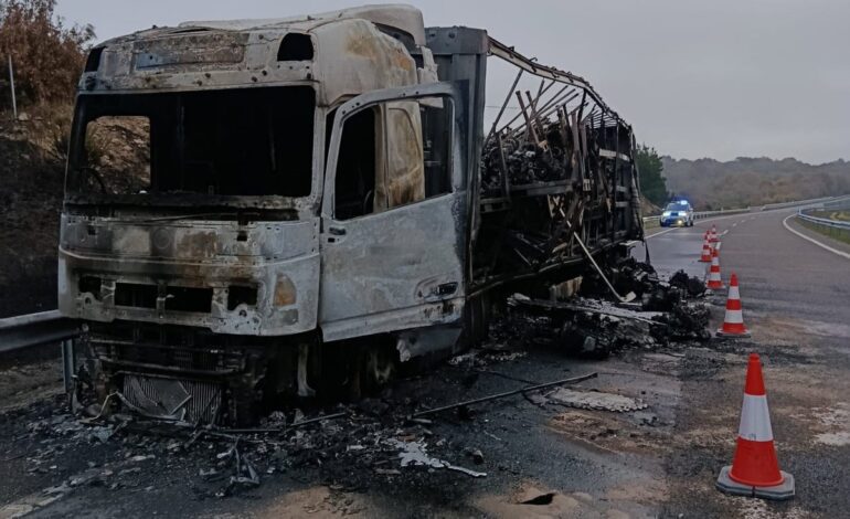 Reestablecido el tráfico en el tramo de la A-52 cortado por el incendio de un camión en Trasmirás (Ourense)