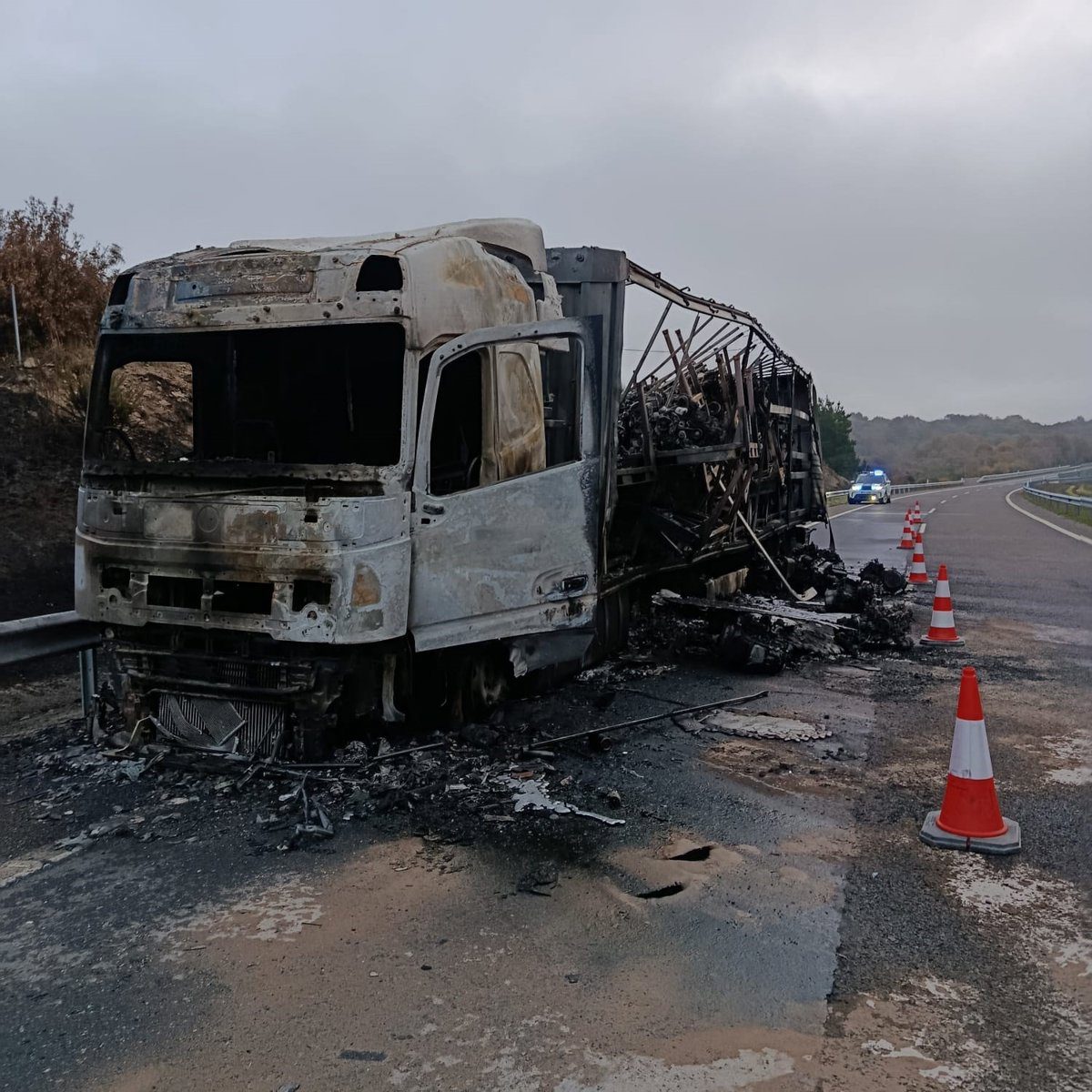 Reestablecido el tráfico en el tramo de la A-52 cortado por el incendio de un camión en Trasmirás (Ourense)