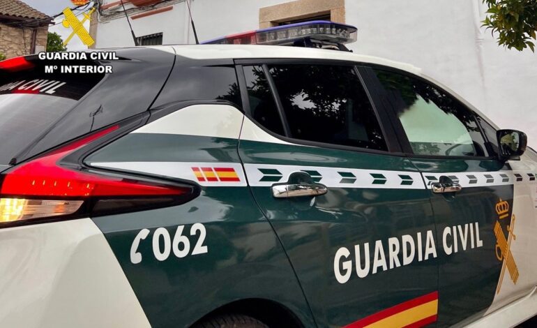 Un hombre permanece atrincherado desde este sábado en su domicilio de Cilleros armado con un cuchillo