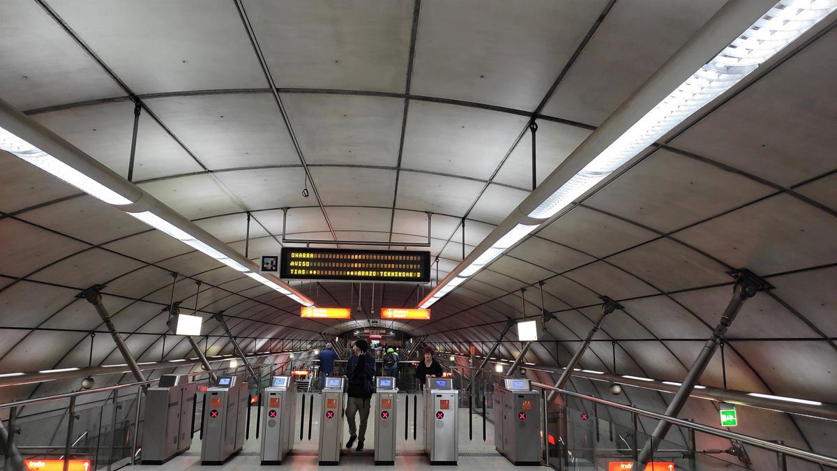 Restablecido el servicio de Metro Bilbao entre Urduliz y Plentzia una vez retirado el árbol caído en la vía