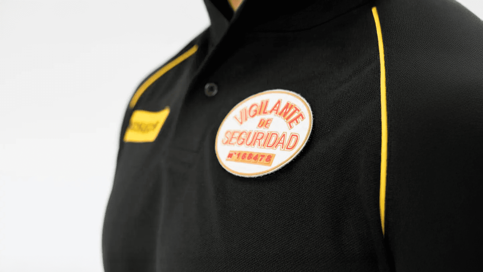 ¿Puede un vigilante de seguridad pedirte el DNI? Abogado da las claves sobre lo que no pueden hacer