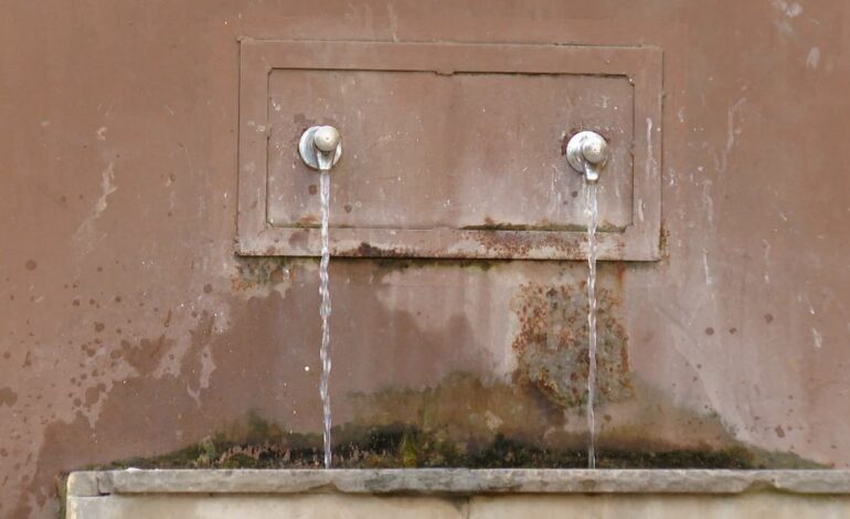 Martorell prohíbe llenar garrafas con agua de sus fuentes para combatir la okupación