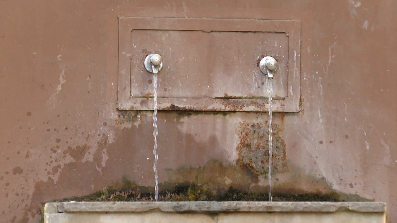 Martorell prohíbe llenar garrafas con agua de sus fuentes para combatir la okupación