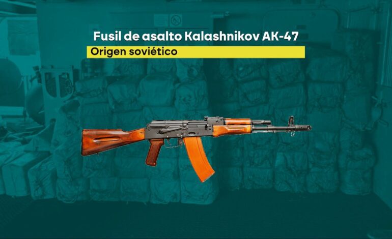 Un Kalashnikov AK-47, el arma capaz de disparar 600 balas por minuto con el que un narco hirió de gravedad a un agente