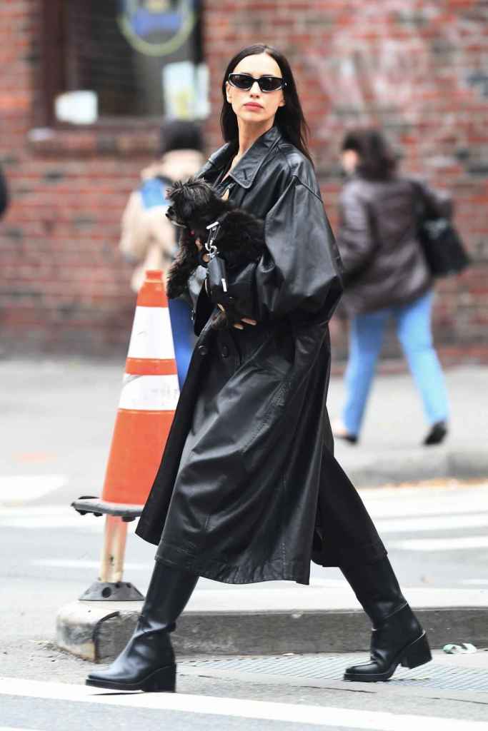 Irina Shayk con una gabardina de piel en las calles de Nueva York