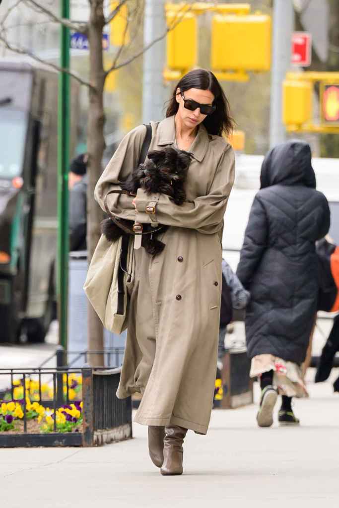 Irina Shayk con gabardina en las calles de Nueva York