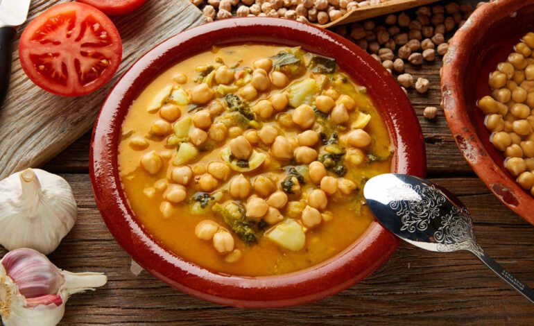 Esta receta de garbanzos es un clásico del sur de España. Un plato barato, proteico y delicioso para los días de otoño