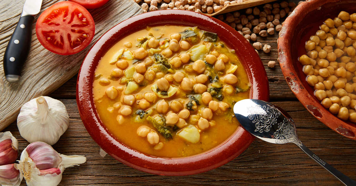 Esta receta de garbanzos es un clásico del sur de España. Un plato barato, proteico y delicioso para los días de otoño