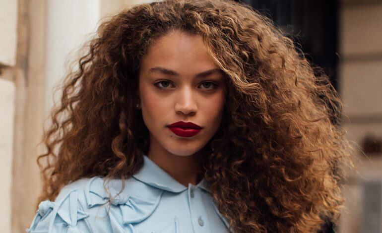 Este es el gel fijador de rizos definitivo para acabar con el frizz en los días de lluvia