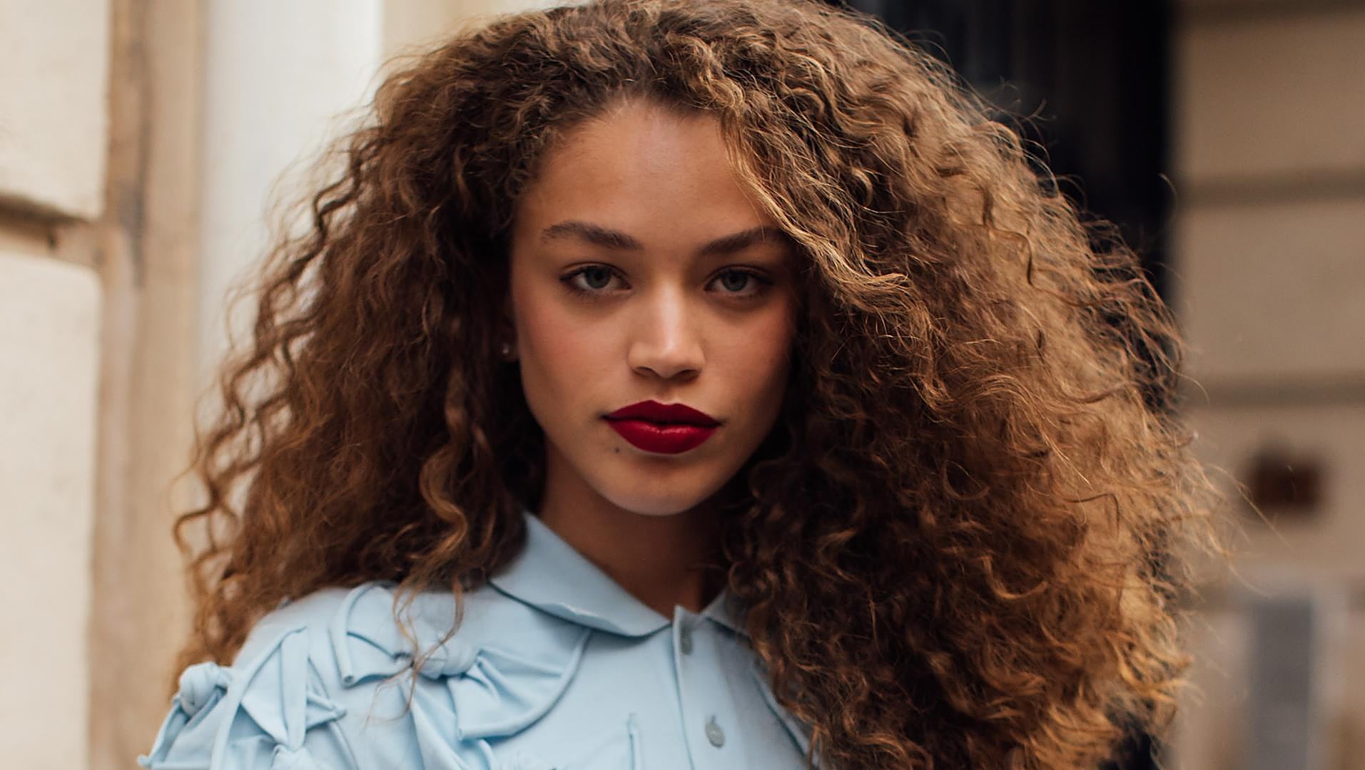 Este es el gel fijador de rizos definitivo para acabar con el frizz en los días de lluvia