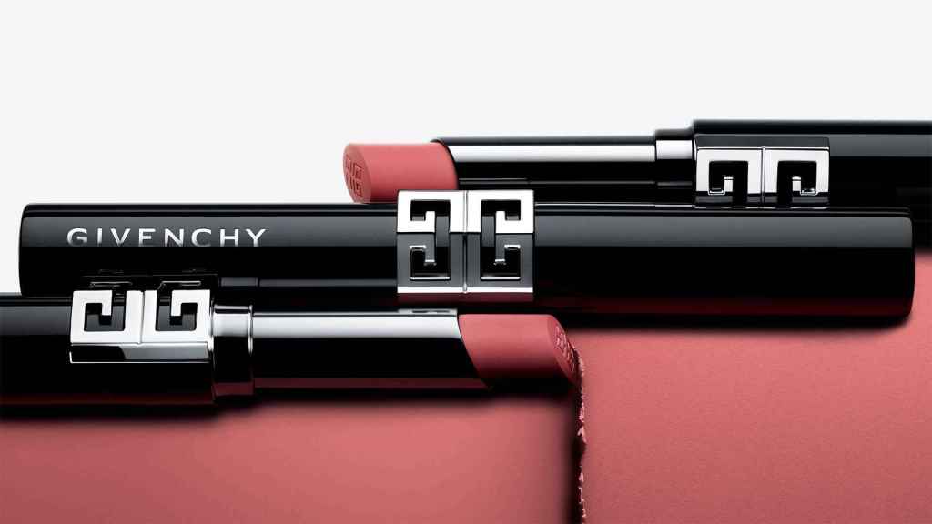 Hay 17 tonos de Le Rouge Velvet Matte disponibles.
