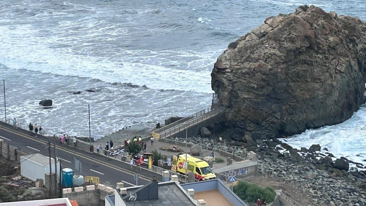 Captan el momento en el que una ola arrastra a nueve personas en el muelle de Puerto de la Cruz