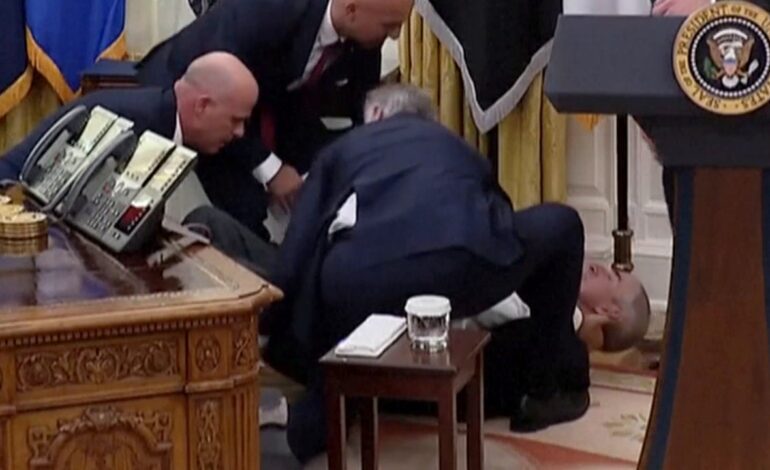Un hombre se desmaya en el Despacho Oval en medio de una rueda de prensa de Trump