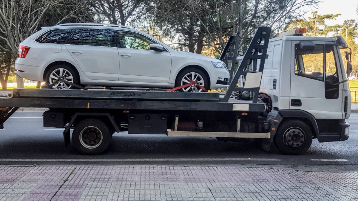 ¿La grúa puede entrar en una zona de bajas emisiones si se avería tu coche? Esta ley lo cambia todo