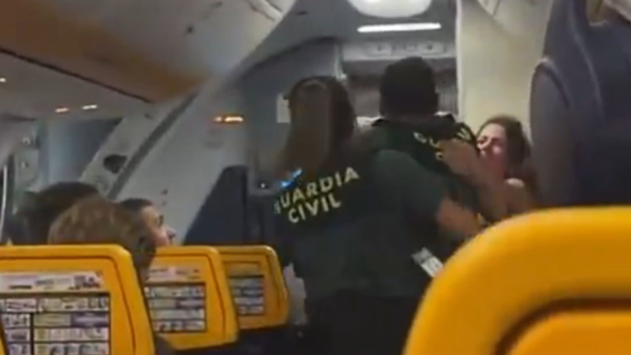 Dos guardias civiles, heridos al reducir a la luchadora de MMA Sinead Kavanaghy en un avión